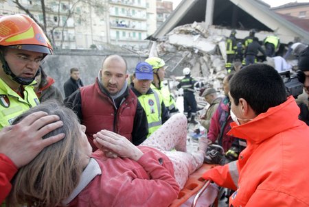 Záchranáři vyprošťují zraněné, jejichž počty se šplhají do stovek