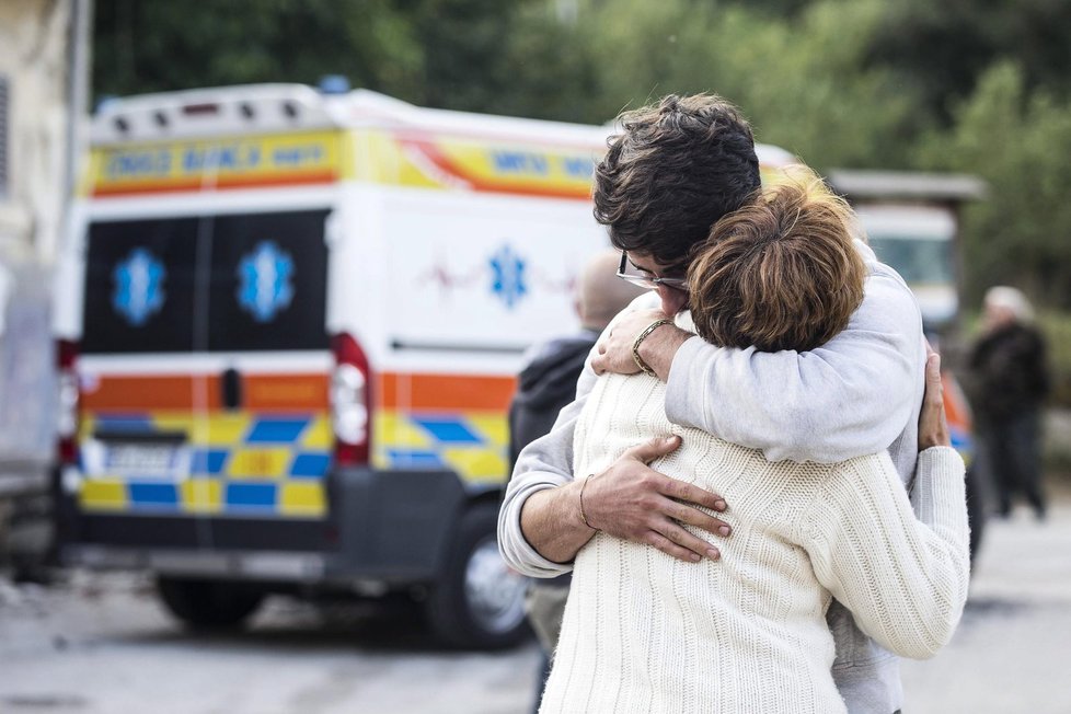 Smutní pozůstalí po obětech zemětřesení ve střední Itálii