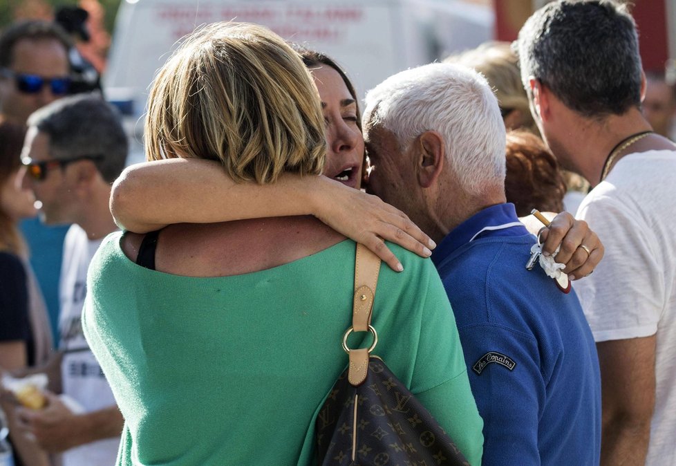 Smutní pozůstalí po obětech zemětřesení ve střední Itálii