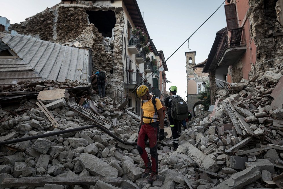 Pátrání po přeživších v troskách měst střední Itálie, kterou zasáhlo zemětřesení.