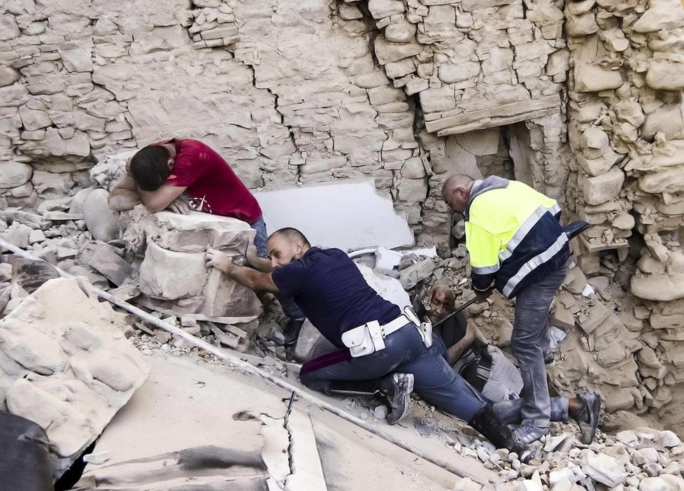 Počet obětí středečního zemětřesení ve střední Itálii se zvýšil na 247. Další stovky osob utrpěly zranění, někteří jsou v kritickém stavu.