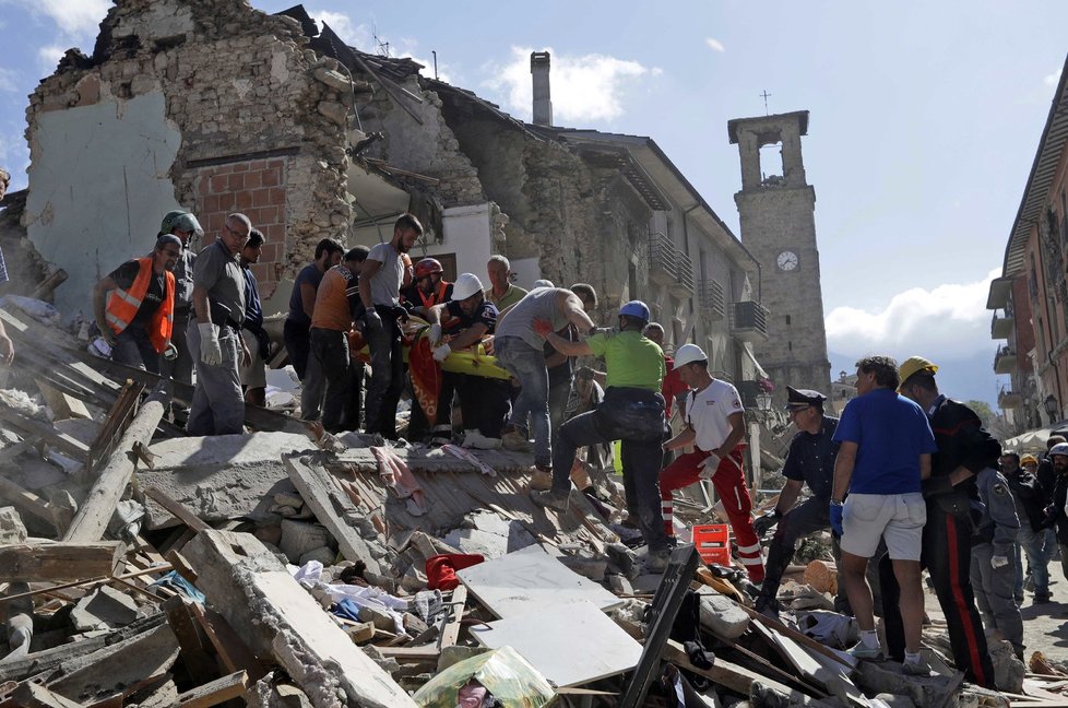 Počet obětí středečního zemětřesení ve střední Itálii se zvýšil na 247. Další stovky osob utrpěly zranění, někteří jsou v kritickém stavu.