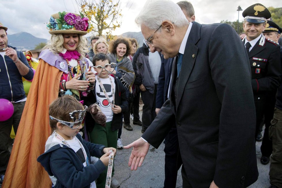 Italský prezident na návštěvě improvizovaného příbytku v tělocvičně