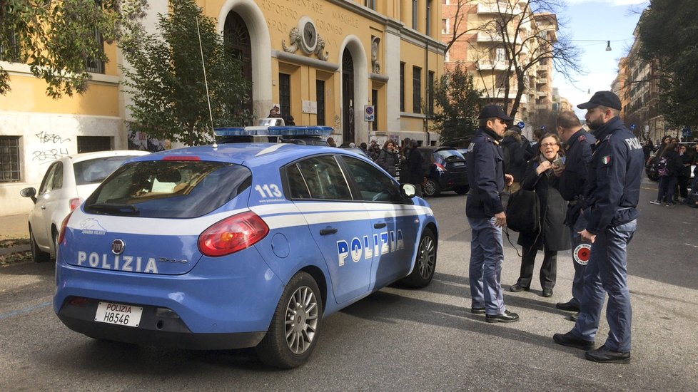 Italská policie evakuuje některé stanice metra.