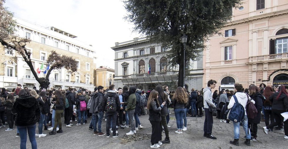 V Itálii se kvůli zemětřesení evakuují i některé školy.