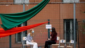 Italští studenti skládali závěrečné zkoušky za přísných bezpečnostních podmínek.