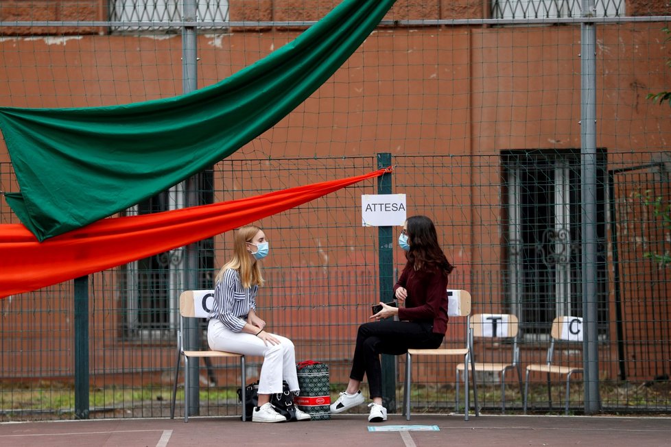 Italští studenti skládali závěrečné zkoušky za přísných bezpečnostních podmínek.