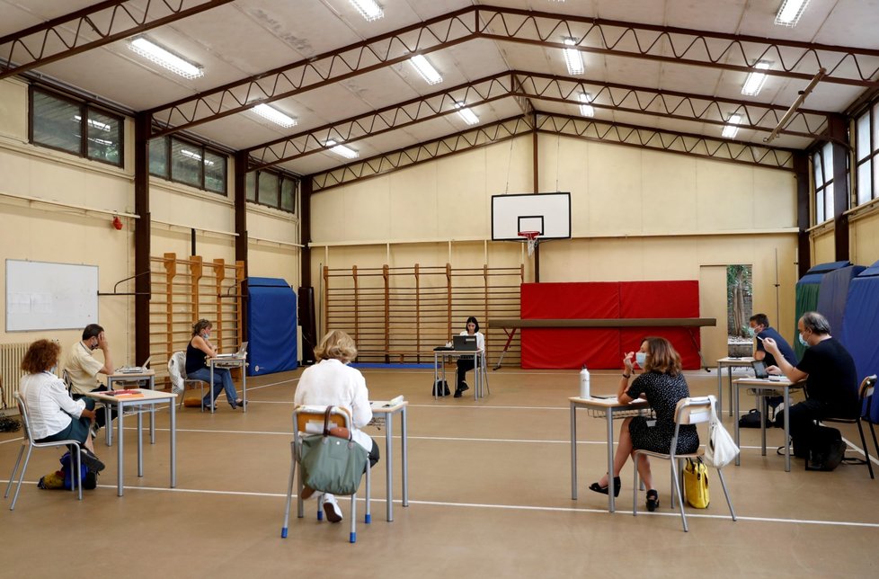 Italští studenti skládali závěrečné zkoušky za přísných bezpečnostních podmínek.