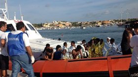 Uprchlíci z Afriky využívají nebezpečnou námořní cestu do Itálie, plují na přeplněných člunech