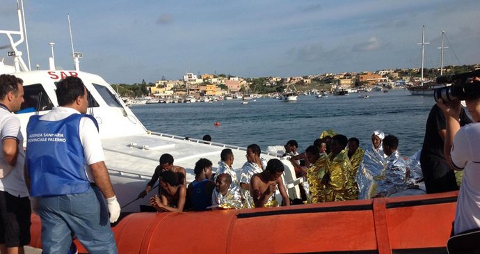 Uprchlíci z Afriky využívají nebezpečnou námořní cestu do Itálie, plují na přeplněných člunech