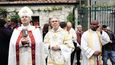 Kněží v bílém rouchu vedou celý průvod