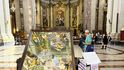 Zrcadlo v kostele svatého Ignáce umožní vidět úchvatnou výmalbu stropu, která skvěle pracuje s perspektivou