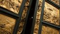 Rajská brána Lorenza Ghibertiho baptisteria San Giovanni se otevírá jenom několikrát za rok u příležitosti mimořádně významných událostí. Do baptisteria vedou troje bronzové dveře. Jižní bránu vyrobil italský pozdně gotický sochař Andrea Pisano. Autorem severní brány je renesanční sochař Lorenzo Ghiberti. Poté mu byla svěřena také práce na třetí, východní bráně a výsledek jeho práce byl tak ohromující, že Michelangelo Buonarroti nazval tuto bránu Rajská. Ghiberti pracoval na východní či Rajské bráně v letech 1425–1452. Ozdobil ji výjevy ze Starého zákona.