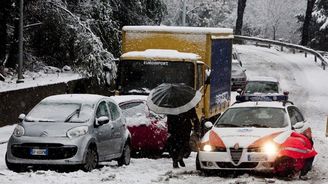 Mrazy ustupují jen zvolna, v Itálii vázne zásobování