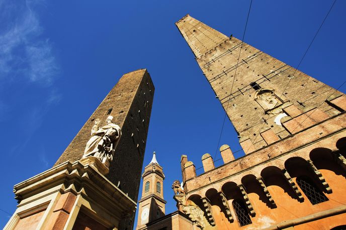 Boloňské věže: Architektonické dominanty italského města vděčí za svůj vznik znepřáteleným rodům Guelfů a Ghibellinů
