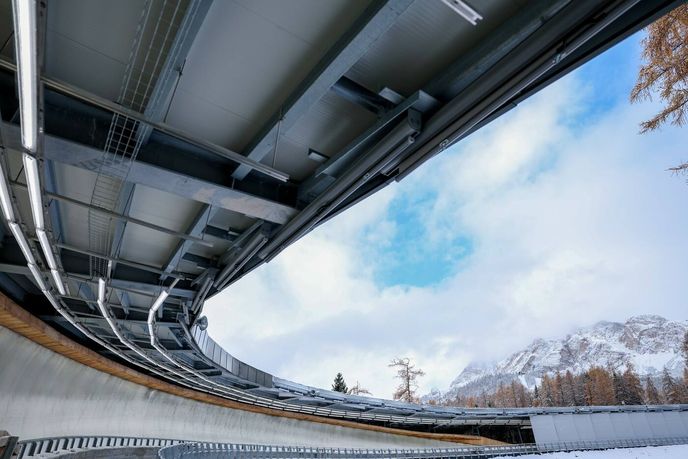 Některé studie poukazují na to, že infrastruktura bývá po olympiádách spíše zátěží. Některé studie poukazují na to, že infrastruktura bývá po olympiádách spíše zátěží.