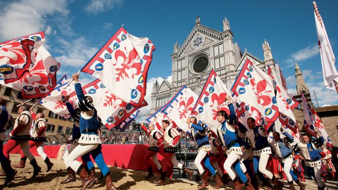 Zahajovací ceremoniál finálového utkání ve florentském fotbale na Piazza di Santa Croce