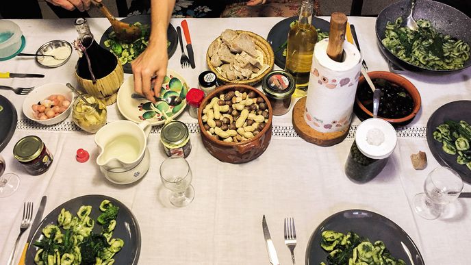 Nedělní oběd s domácími orecchiette je silnou tradicí, ať už v rodinách, nebo mezi přáteli