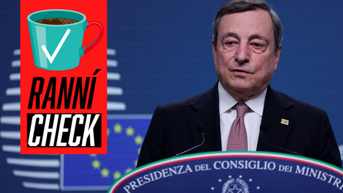 Premiér Mario Draghi provádí Itálii rozbouřenými vodami.