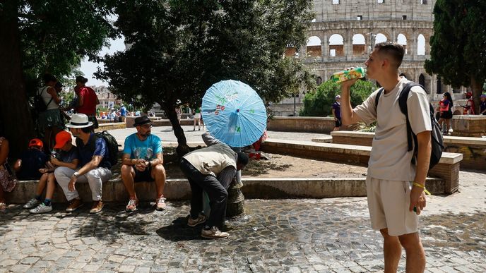 Vlna veder znepříjemňuje turistům prohlídku Itálie.
