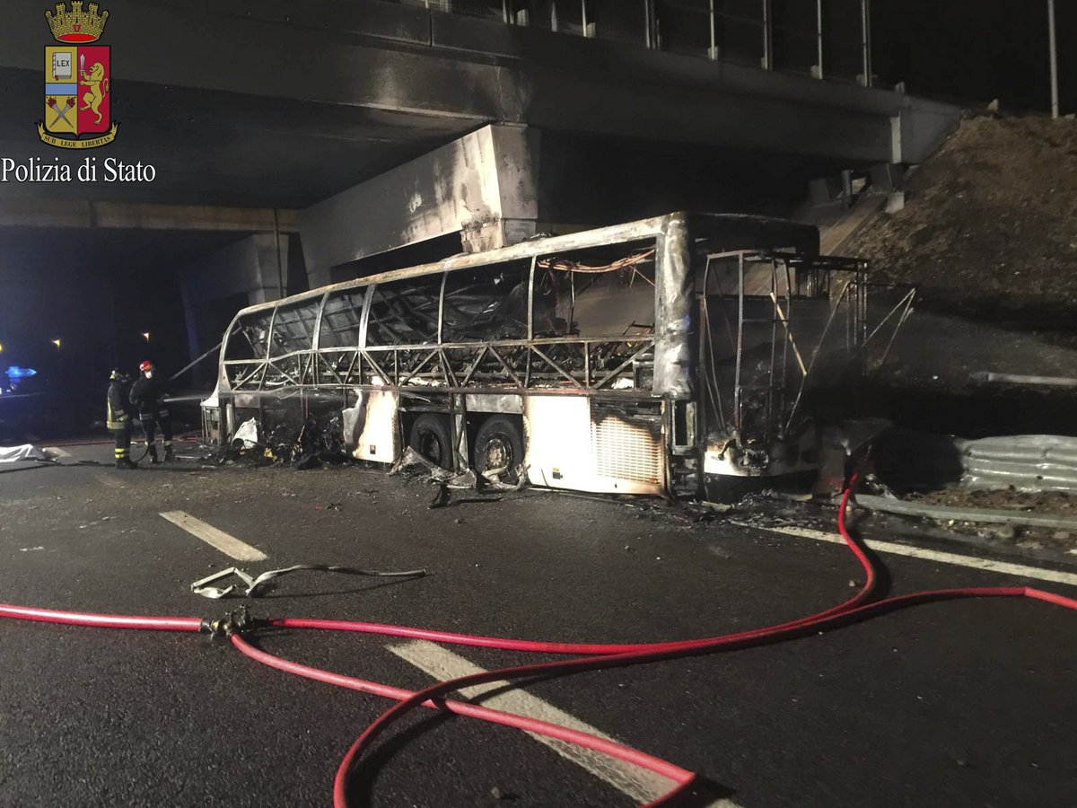 Autobus vzplanul a celý shořel.