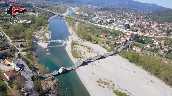 Velkou klikou bylo, že po zříceném mostě u města Aulla zrovna jela pouze dvě auta.