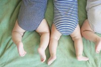 Máma porodila identická trojčata: Holčičkám museli vyrobit náramky, aby je rozeznali!