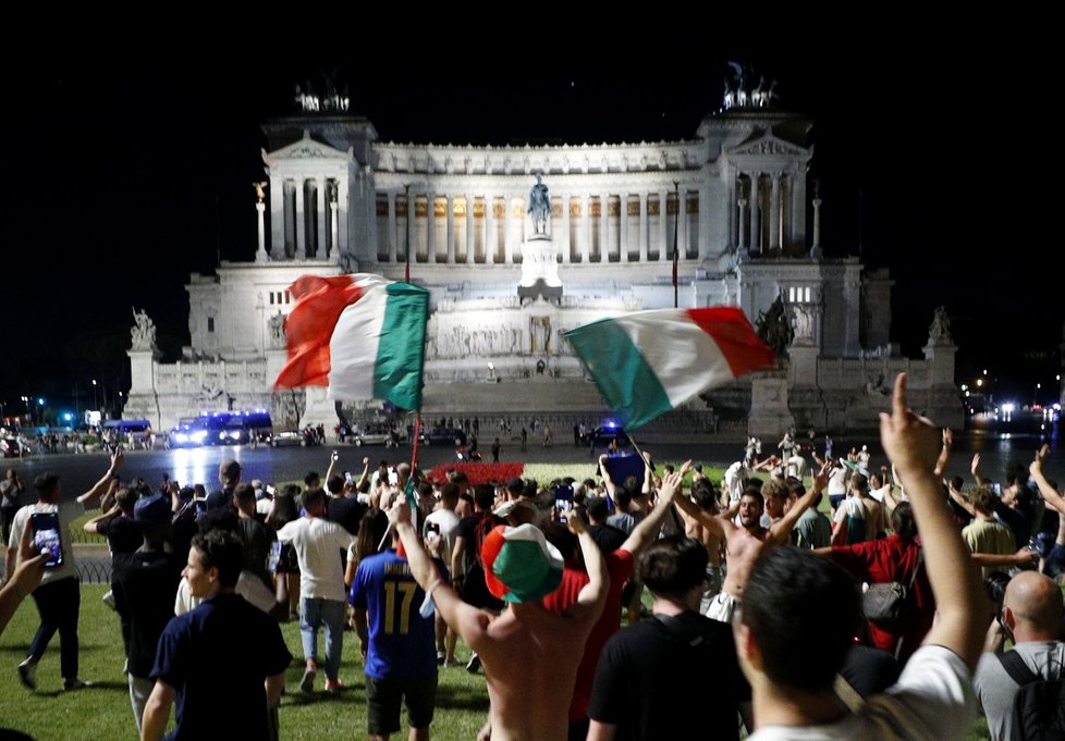 Fanoušci fotbalu dělají vrásky epidemiologům. Italové ruší veřejná promítání