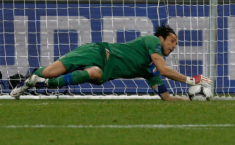 Italský brankář Buffon chytá rozhodující čtvrtfinálovou penaltu