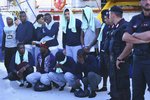 Italové řešili problémy s loďmi s migranty. Italští poslanci schválili přísný zákon o bezpečnosti a migraci.