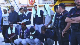 Italové řešili problémy s loďmi s migranty. Italští poslanci schválili přísný zákon o bezpečnosti a migraci.