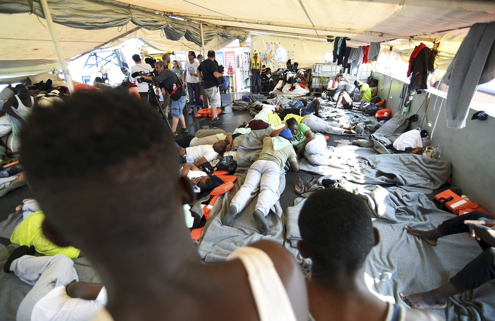 Italové řešili problémy s loďmi s migranty. Italští poslanci schválili přísný zákon o bezpečnosti a migraci