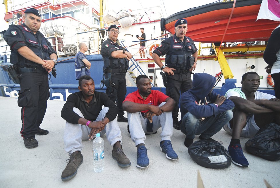 Migranti, kteří cestovali přes Středozemní moře.