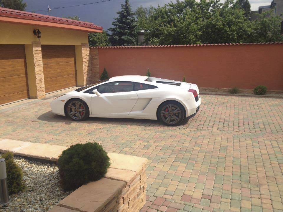 Tohle luxusní lamborghini parkovalo u Vadalova domu.