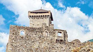 Středověcí strážci severní Itálie. To jsou hrady San Michele, Caldes, Valer a Thun