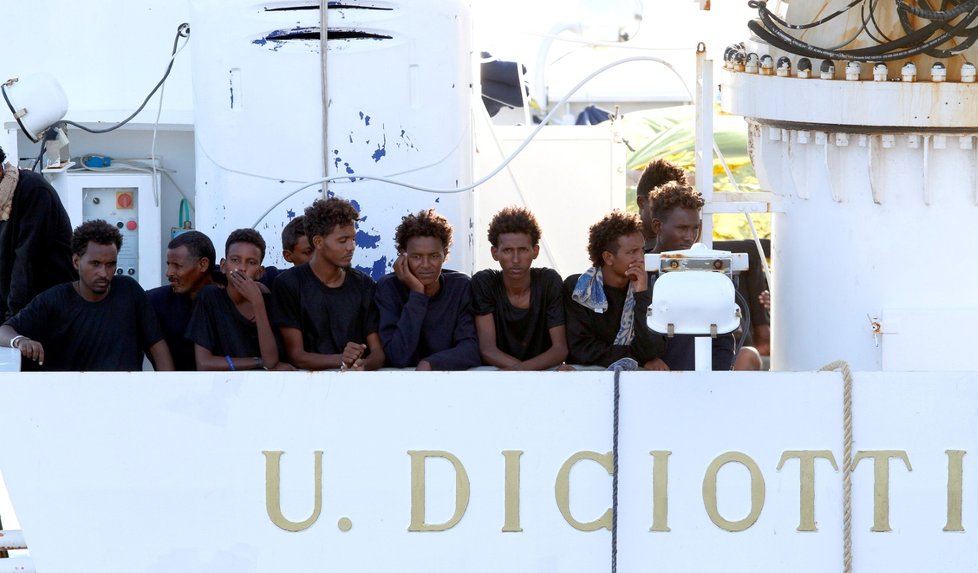 Loď Diciotti italské pobřežní stráže, na níž imigranti čekají na rozhodnutí úřadů