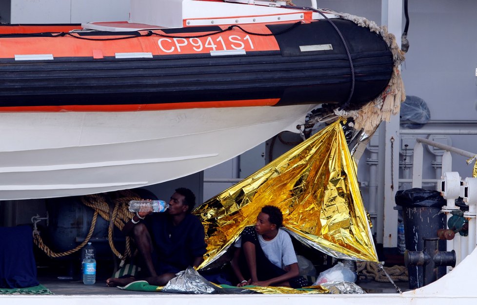 Loď Diciotti italské pobřežní stráže, na níž imigranti čekají na rozhodnutí úřadů