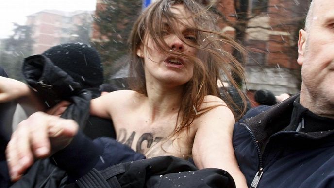 Italská policie odvádí jednu z feministek, které protestovaly proti chování Silvia Berlusconiho.