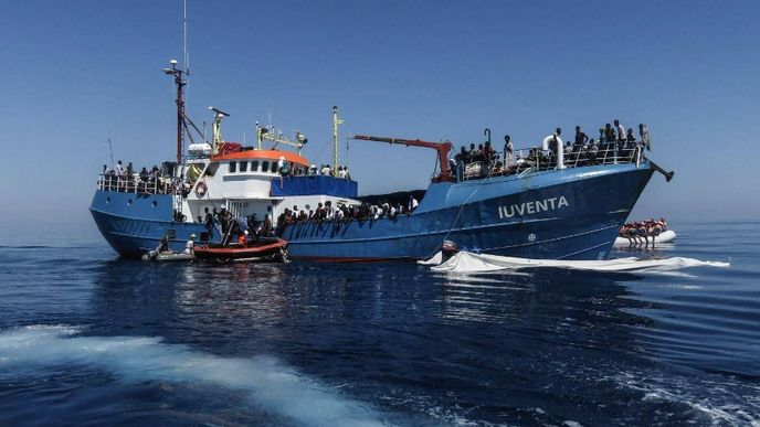 Loď Iuventa nevládní organizace Jugend Rettet. Vysadit imigranty, uvěznit aktivisty a pak loď potopit.