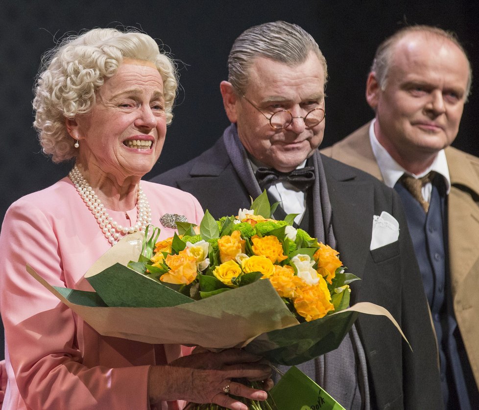 Děkovačka po představení Audience u královny - Iva Janžurová, Václav Postránecký a Igor Bareš