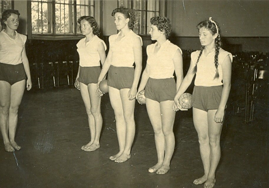 Celostátní přebor pedagogických škol v gymnastice a lehké atletice, kterého se účastnila i Iva Janžurová, se konalo v Praze ve dnech 17. a 18. června 1958.