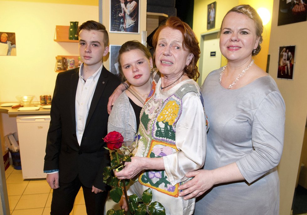 Iva Janžurová s rodinou