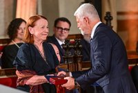 28. říjen ONLINE: Pavel rozdal metály. Slzy za hrdiny i výpadek proudu na Hradě?