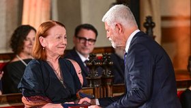 28. říjen ONLINE: Pavel rozdal metály. Slzy za hrdiny i výpadek proudu na Hradě?