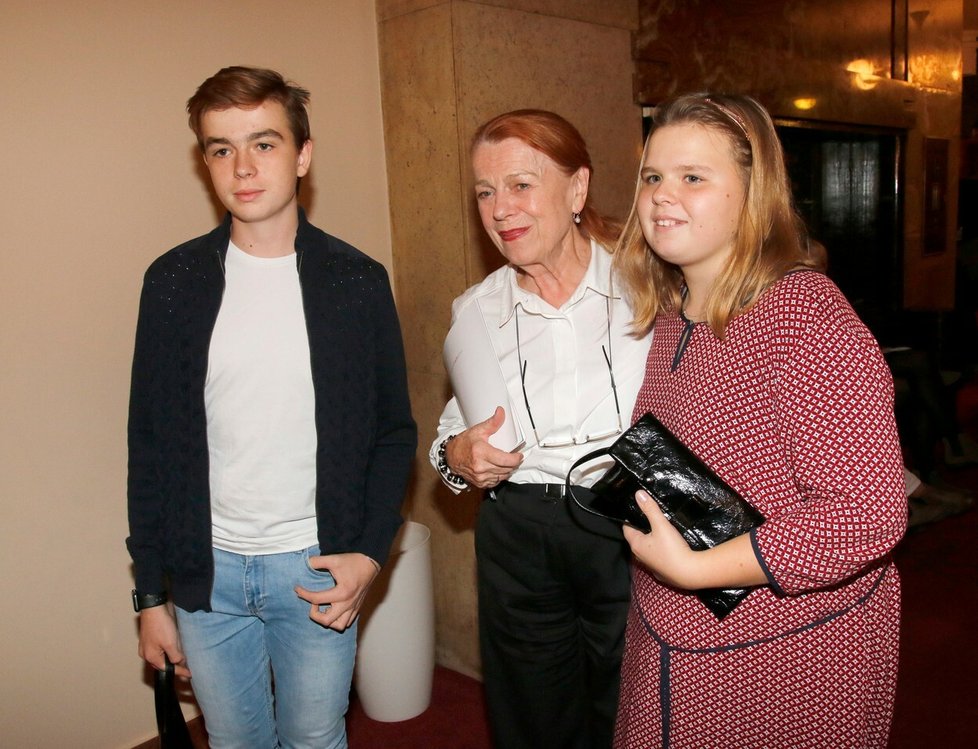 Iva Janžurová s vnoučaty Vincentem a Adinou