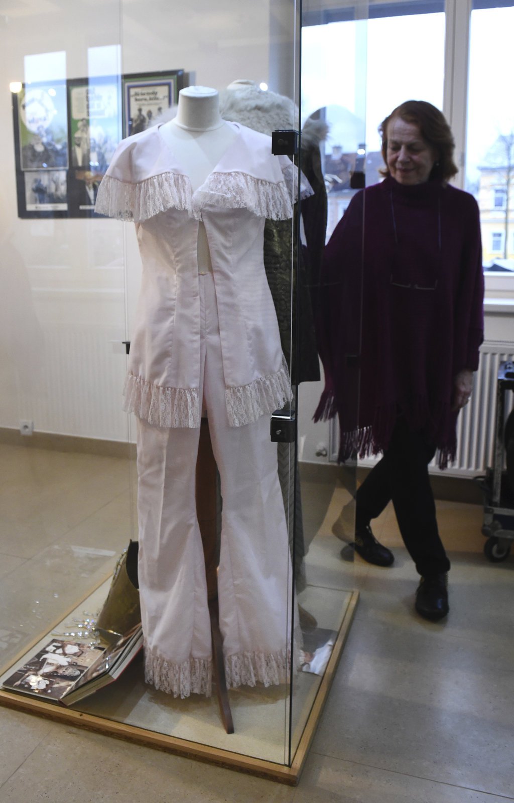 Bílý kalhotový kostým s krajkou ze šatníku Evelyny Kelettiové.
