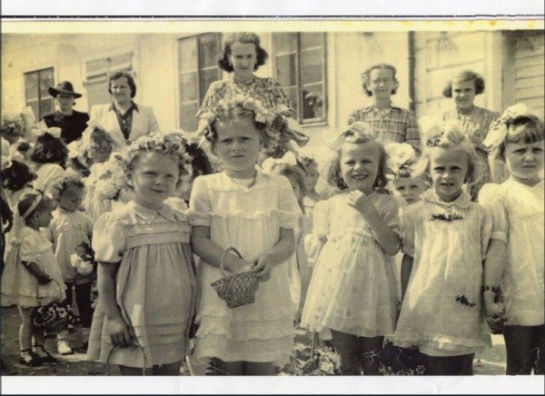 Iva Janžurová (uprostřed) s dětmi v rodném městě Žirovnice, kde vyrůstala.