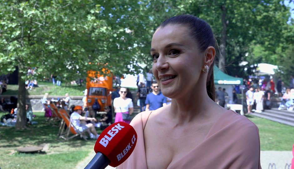 Iva Kubelková: Udílí rady svému tanečníkovi!
