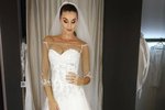 Iva Kubelková (40) si vyzkoušela při práci svatební šaty. Ve skutečnosti si je ale nevyzkoušela. Se svou životní láskou Georgem Jiráskem žije jen na psí knížku.