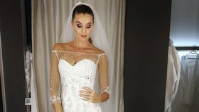 Iva Kubelková (40) si vyzkoušela při práci svatební šaty. Ve skutečnosti si je ale nevyzkoušela. Se svou životní láskou Georgem Jiráskem žije jen na psí knížku.